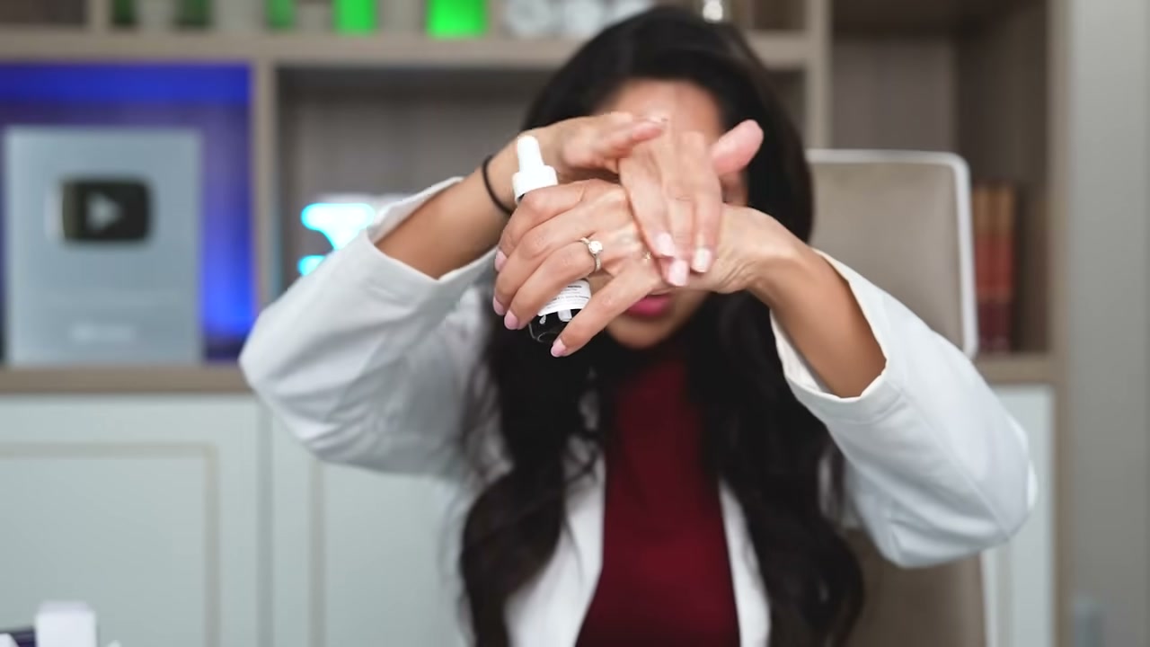 @vanitarattan reviewing The Ordinary Retinol 0.5% in Squalane at 17:49 in a YouTube Shorts video