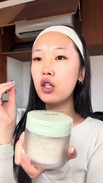 @via.ilyouu reviewing Celimax Ji Woo Gae Cica BHA Blemish Toner Pad at 00:16 in a YouTube Shorts video