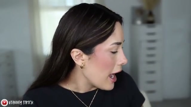 @vianneystrick reviewing Huda Beauty Easy Bake Airbrush Matte Pressed Setting Powder at 08:13 in a YouTube Shorts video