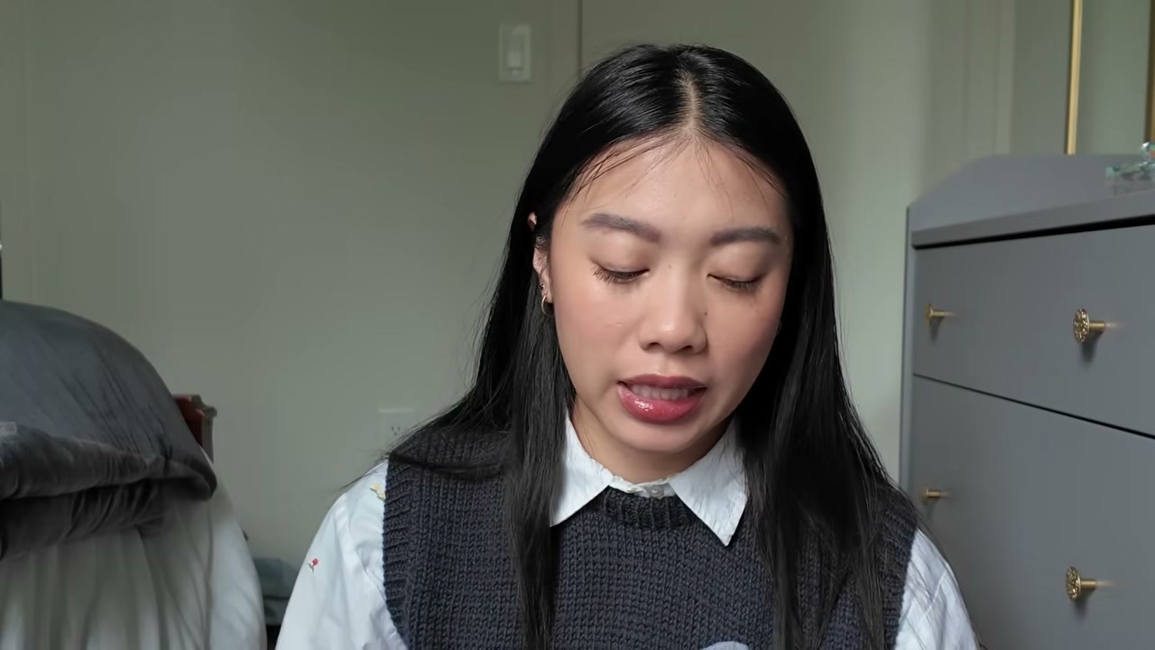 @vivnguyenbeauty reviewing Glossier Stretch Concealer at 04:48 in a YouTube Shorts video