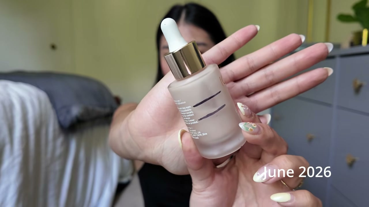 @vivnguyenbeauty reviewing Iconic London Underglow Blurring Primer at 06:22 in a YouTube Shorts video
