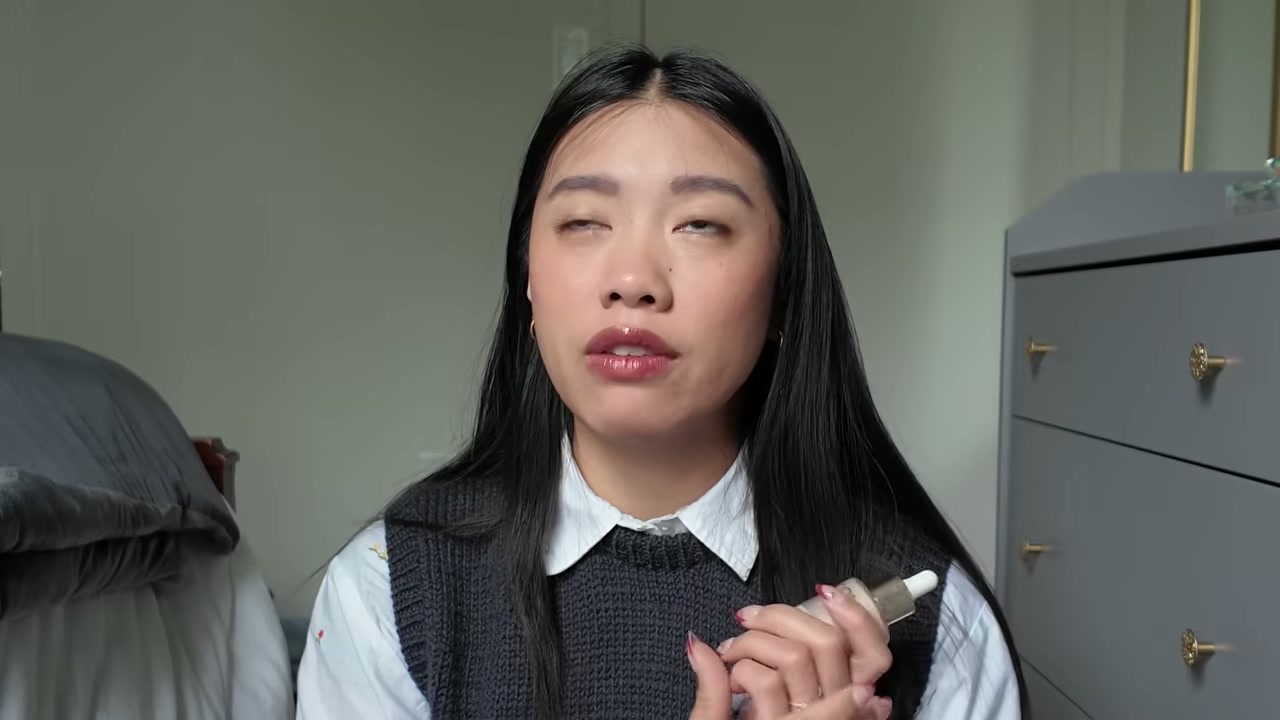 @vivnguyenbeauty reviewing Iconic London Underglow Blurring Primer at 05:54 in a YouTube Shorts video