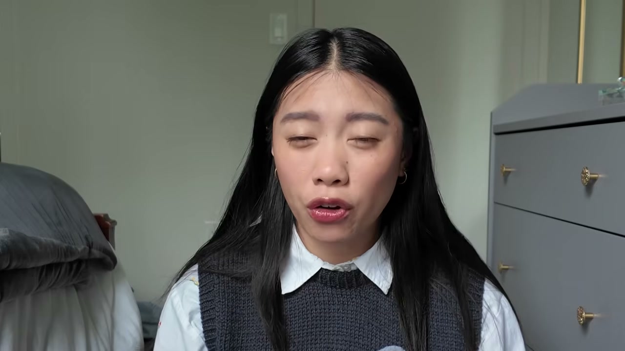 @vivnguyenbeauty reviewing Tower 28 Beauty Getset Blur + Set Pressed Powder at 07:32 in a YouTube Shorts video