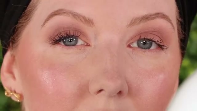 @zabrena reviewing Eyelure Fluffy Curl Eyelash Clusters at 08:33 in a YouTube Shorts video
